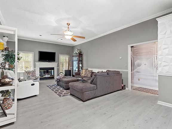 5th image of 200 Hollywood Ct