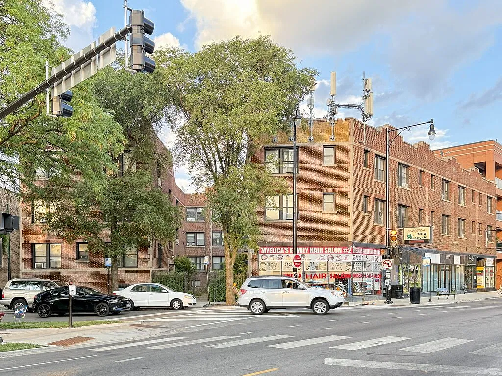 Appealing 1 Bed, 1 Bath at Hamlin + Milwaukee (Avondale) — Photo 1
