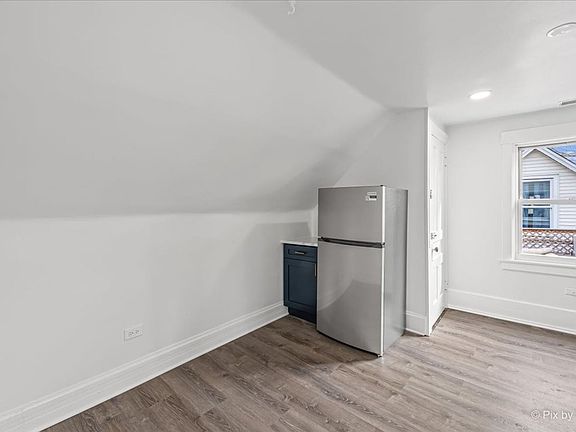 3rd image of 3111 N Clifton Ave #F4