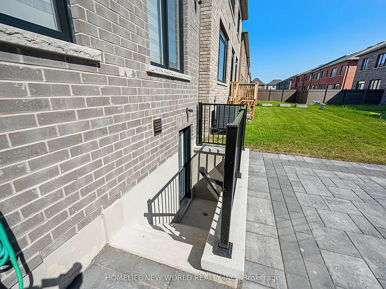 80 Weslock Cres — Photo 25