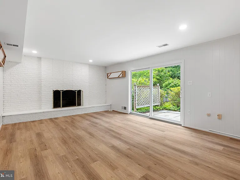 1222 Noyes Dr — Photo 8