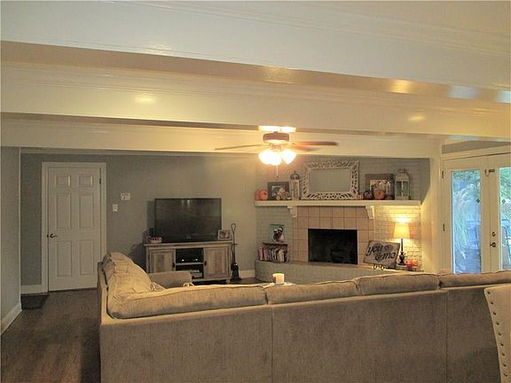 3rd image of 404 Pecan Dr