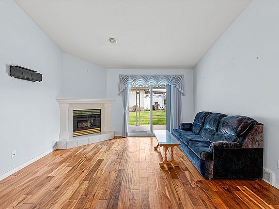 4th image of 1874 Parkview Cres Unit 17