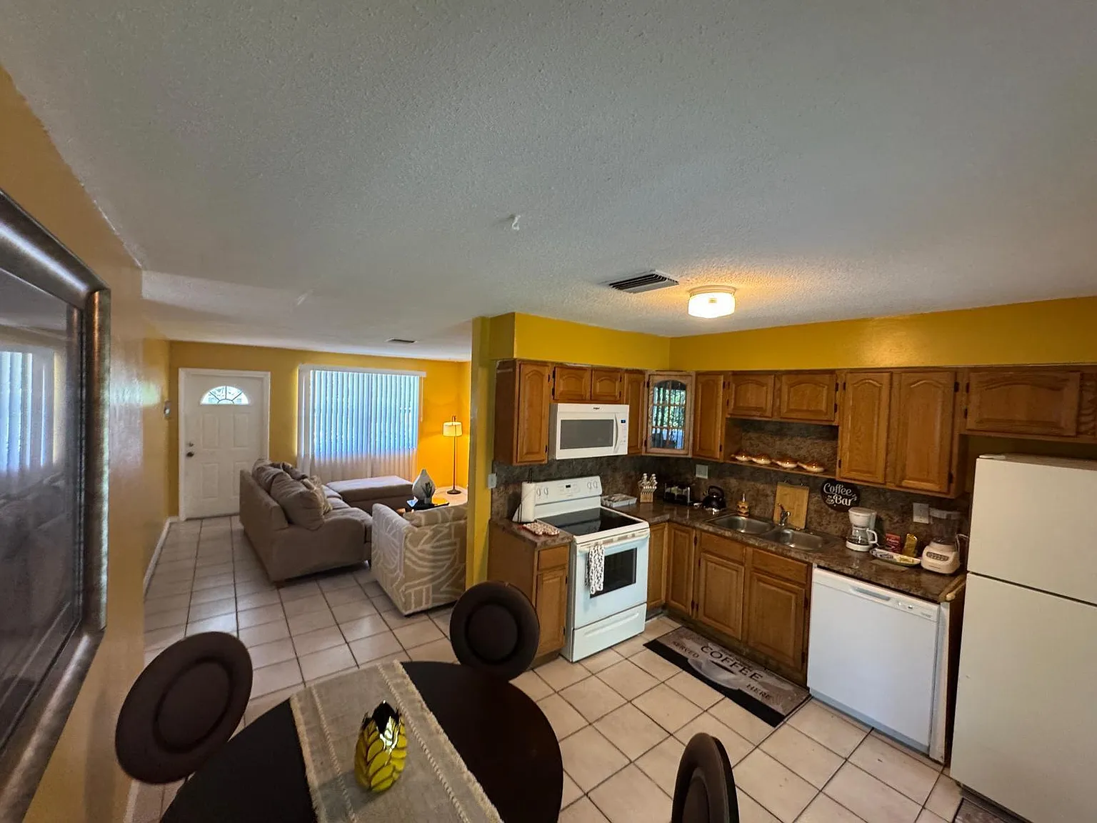 2 bed, 1.0 bath, 1942 sqft, $2,200 — Photo 4