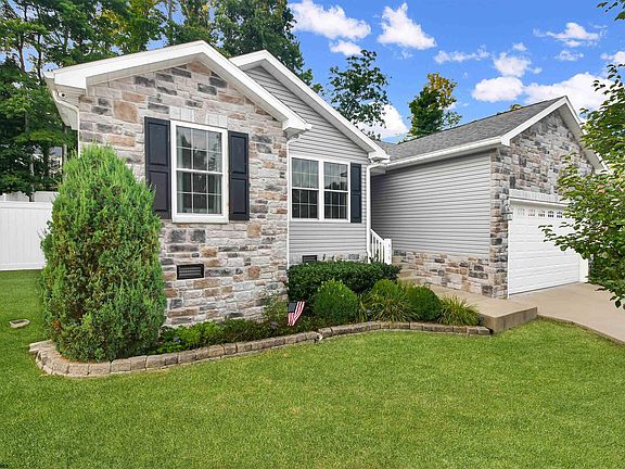 3rd image of 436 Oakmont Ct