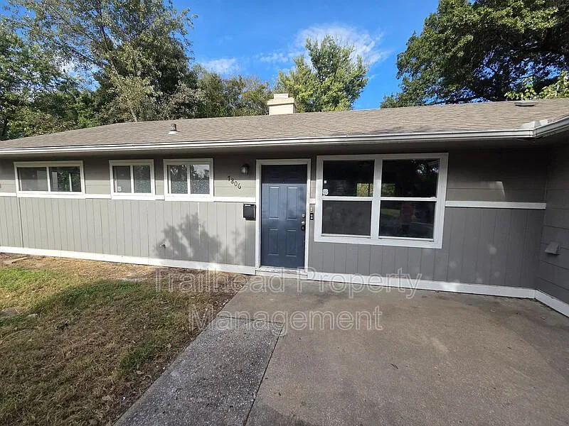 4 bed, 2.0 bath, 1092 sqft, $1,550 — Photo 2
