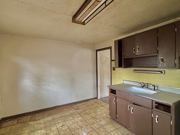5th image of 828 Broad St