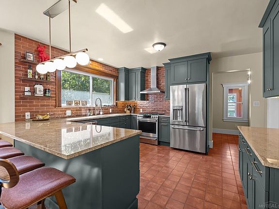 5th image of 1243 Lakepointe St #1245
