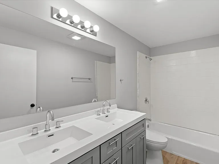 1000 Orchard Luxury Apartments — Photo 7
