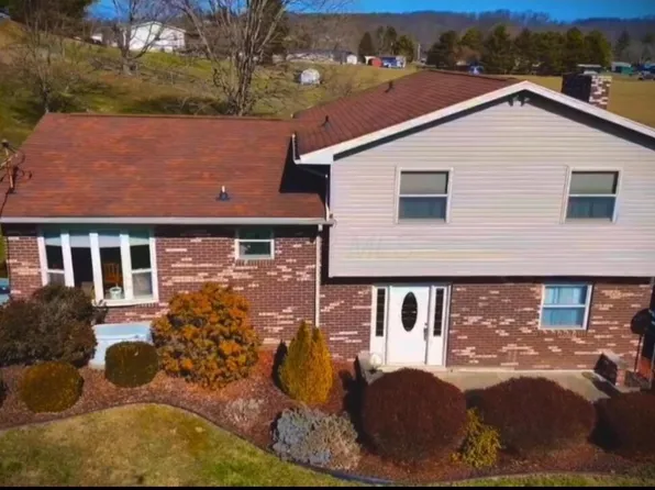 33 Needham Dr, Belpre, OH 45714