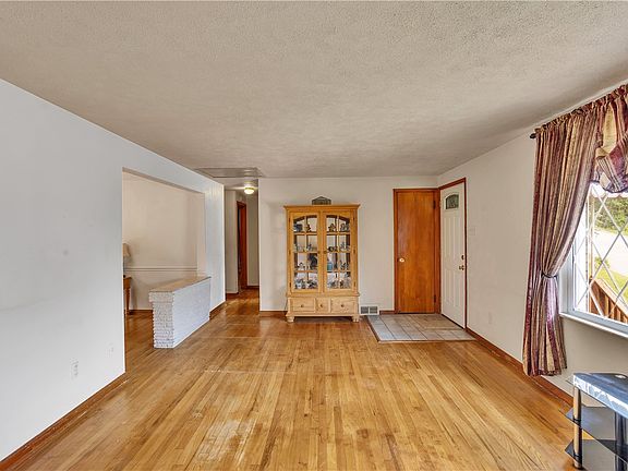 3rd image of 421 Orchard Dr