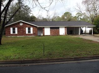 302 Berkley Dr, Jesup, GA 31546