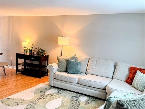 5th image of 34 Crescent St #34