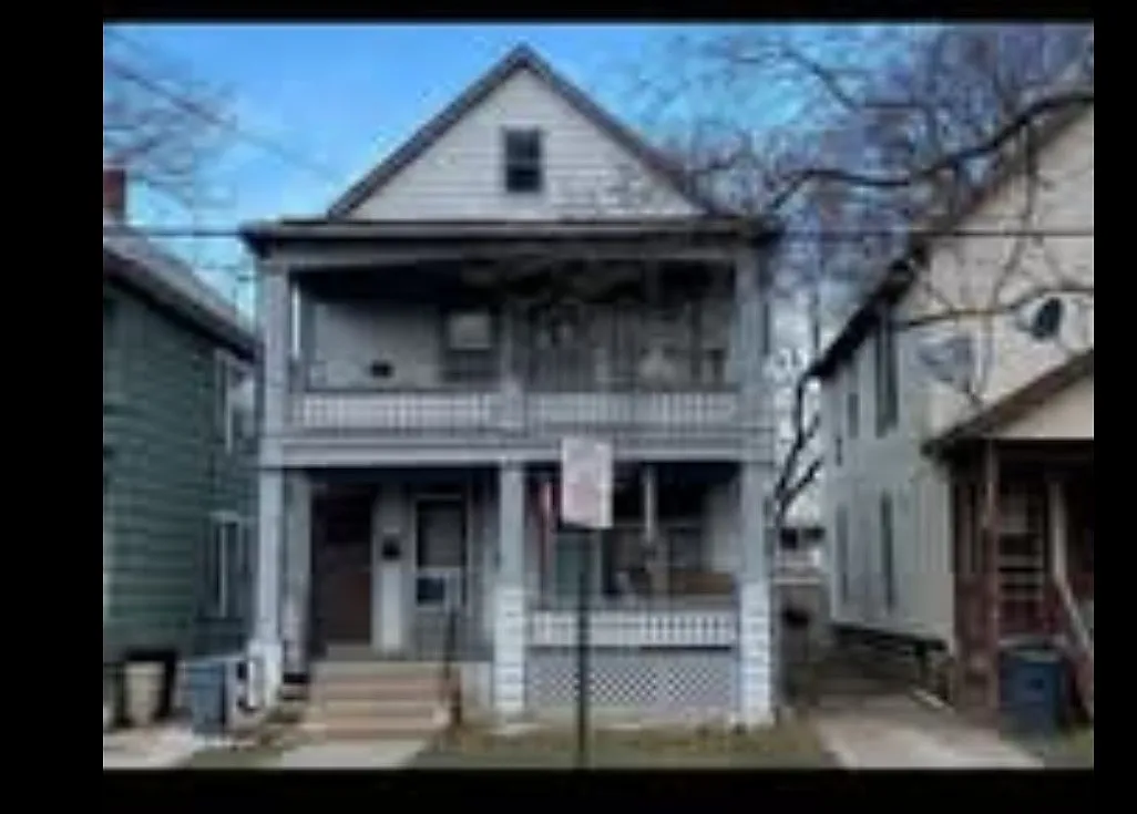 3 bed, $1,000 — Photo 1