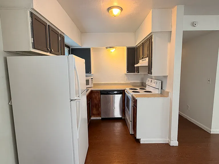 215-217 E Adobe St — Photo 8