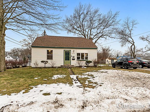 3rd image of 2241 Clifford St