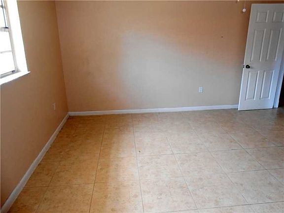 5th image of 1200 NE 121st St