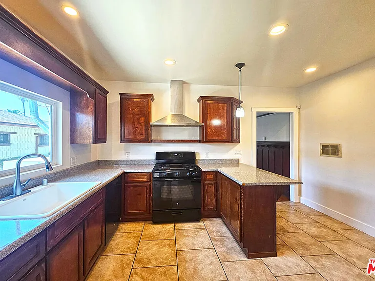 648 N Heliotrope Dr — Photo 10