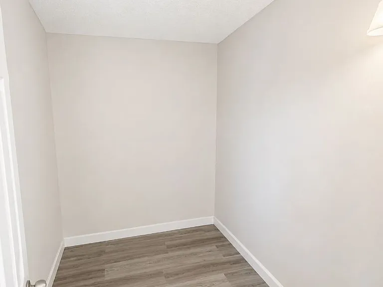 Small bonus room, can be used as an office, storage, laundry room, baby room, etc.