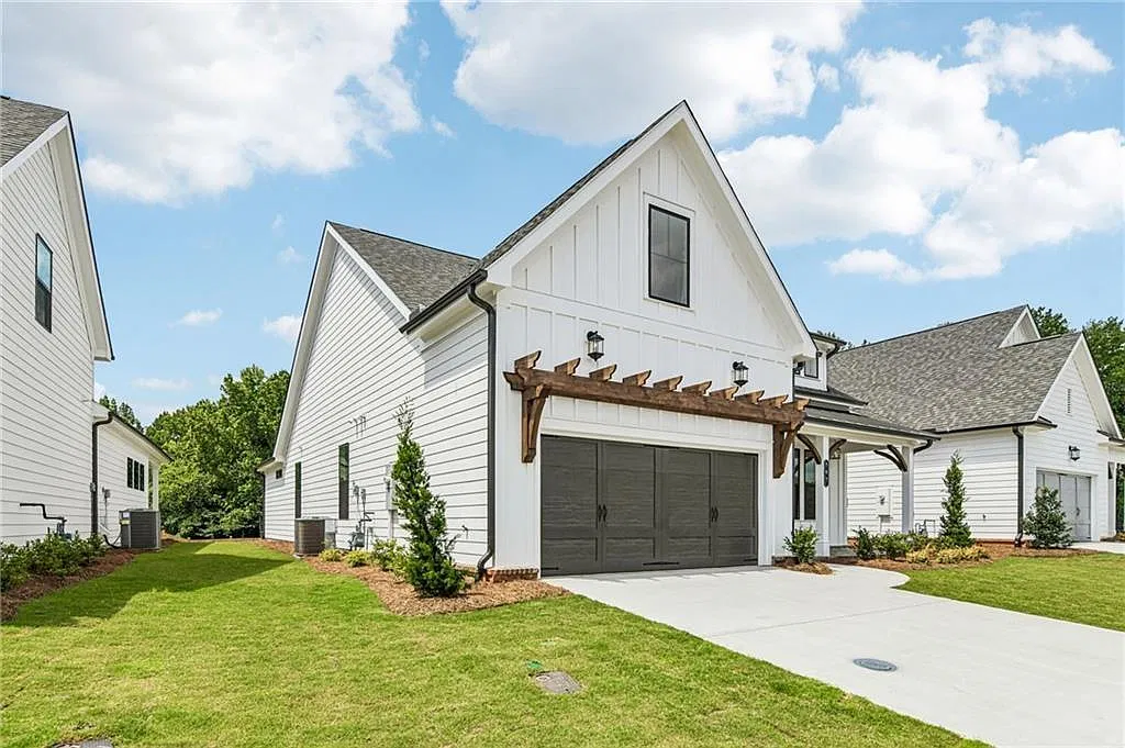 3 bed, 2.0 bath, 1815 sqft, $2,950 — Photo 3