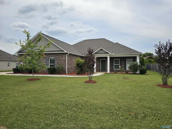 208 Poplar Gln, Huntsville, AL 35811