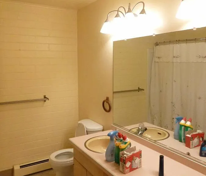 Upstairs full bathroom