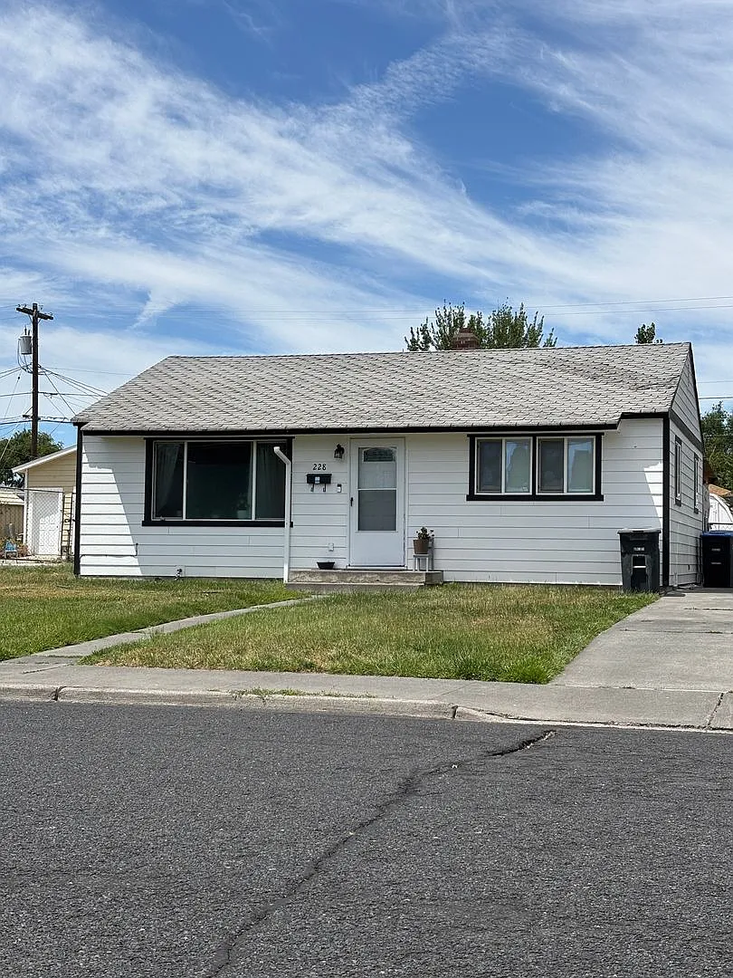 Cozy 2 Bedroom 1 Bath House! Price Reduced!! — Photo 1