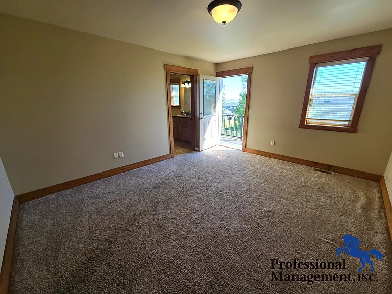 2035 Lake Hills Dr — Photo 3