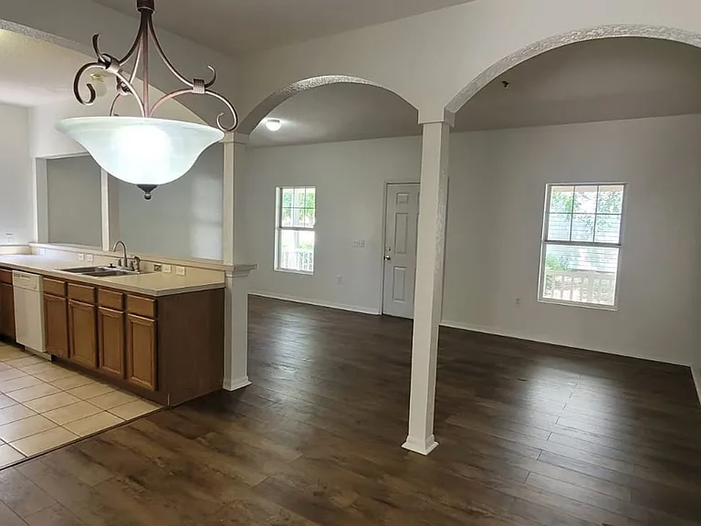 1004 Park Central Cir — Photo 1