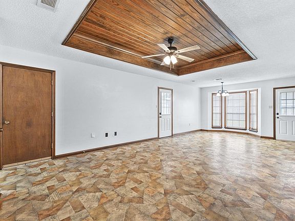 4th image of 423 Louis Dr