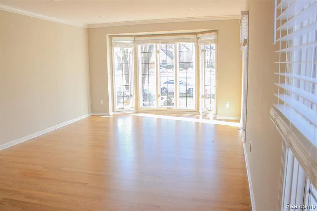 4 bed, 3.5 bath, 4329 sqft, $5,500 — Photo 3