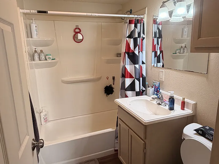 413 E Fern Ave — Photo 2
