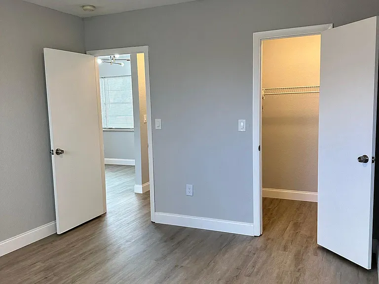 110 SE 7th St #2 — Photo 8