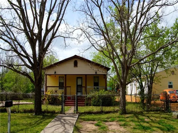 204 Walker St, Smithville, TX 78957