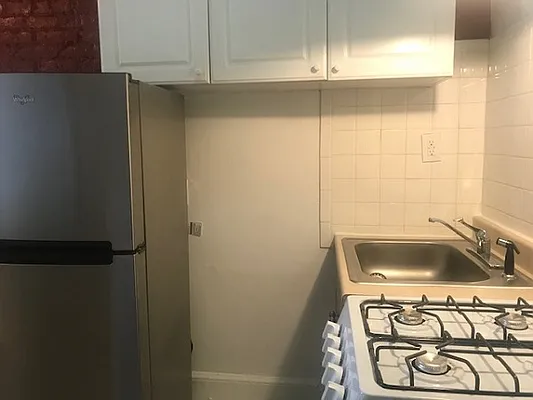 Rented by Perry Associates NYC Inc | media 16