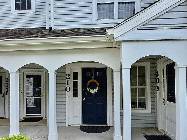 210 Tulip Ln — Photo 2
