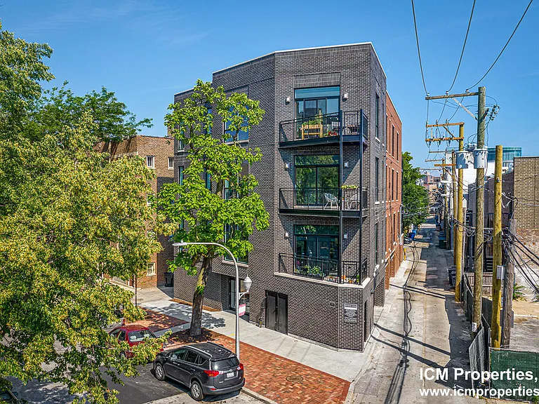 1062 W Cornelia Ave #1 — Photo 3