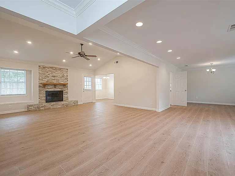 10306 Bob White Dr — Photo 3