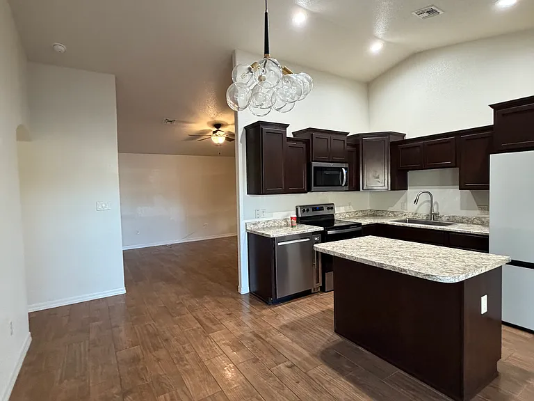 2627 S 18th Dr — Photo 5