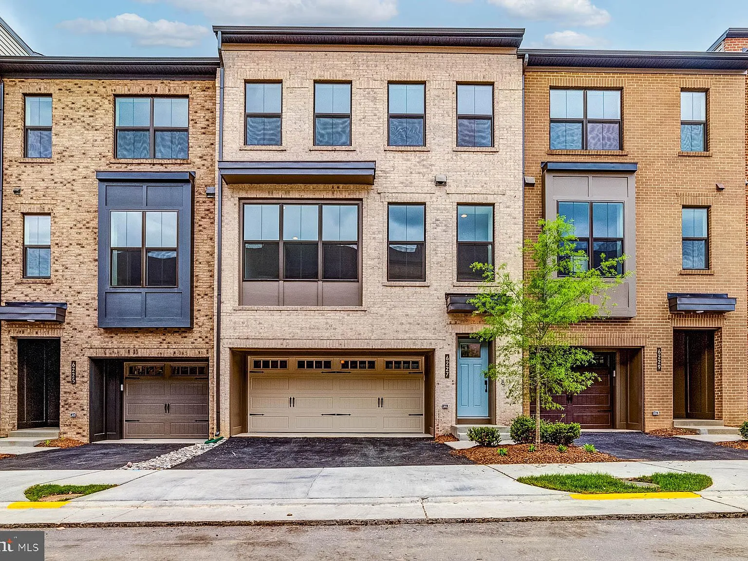 3 bed, 2.5 bath, 2822 sqft, $5,195 — Photo 1