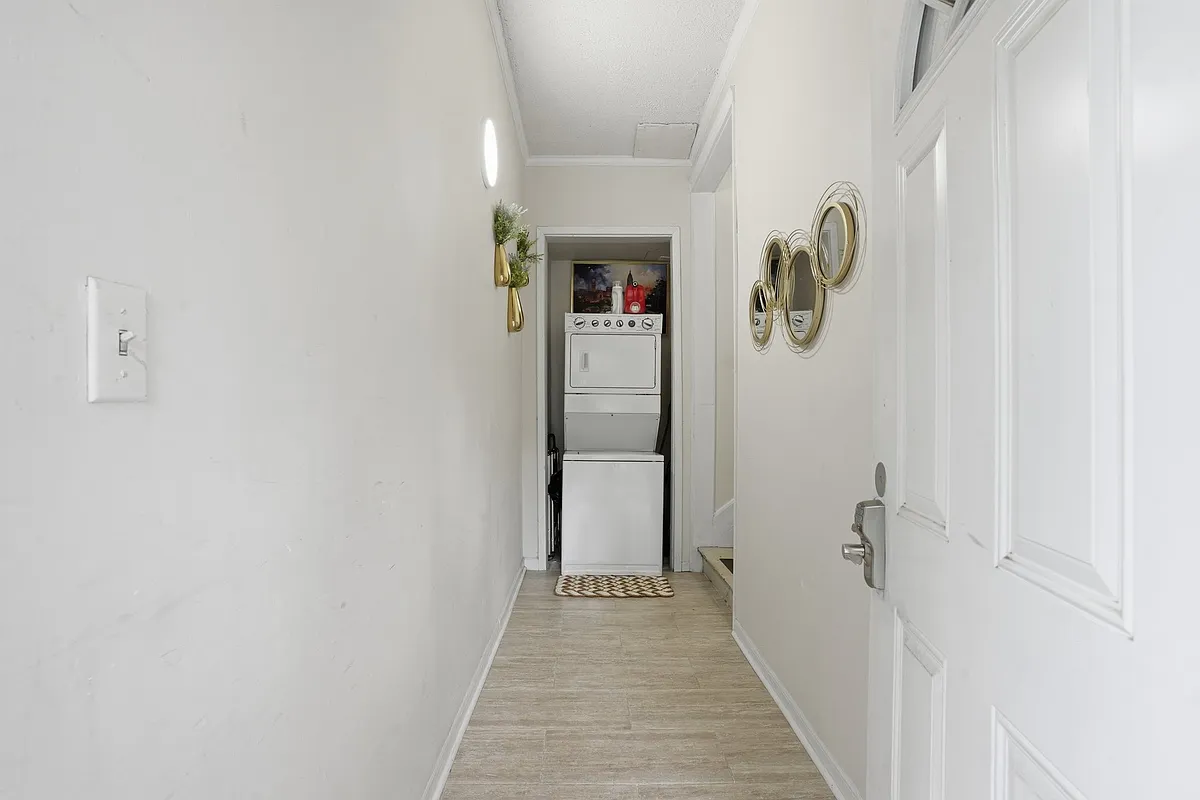 Building Photo - 615 Linwood Ave NE #4