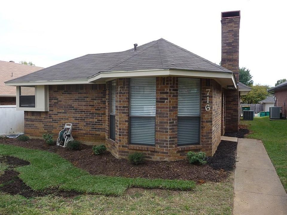 1st image of 716 Red Oak Dr