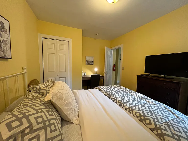72 College St #10 — Photo 4