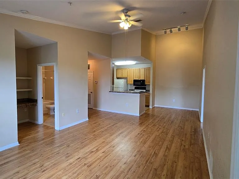 10211 Courtney Palms Blvd #304 — Photo 5