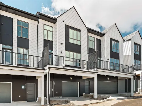 717 E Sovereign Cmn SW, Calgary, AB T3C 3Y3