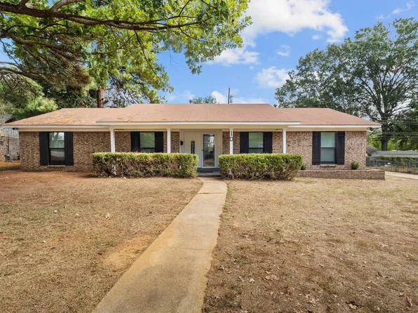 10 Holiday Ln, Texarkana, TX 75503