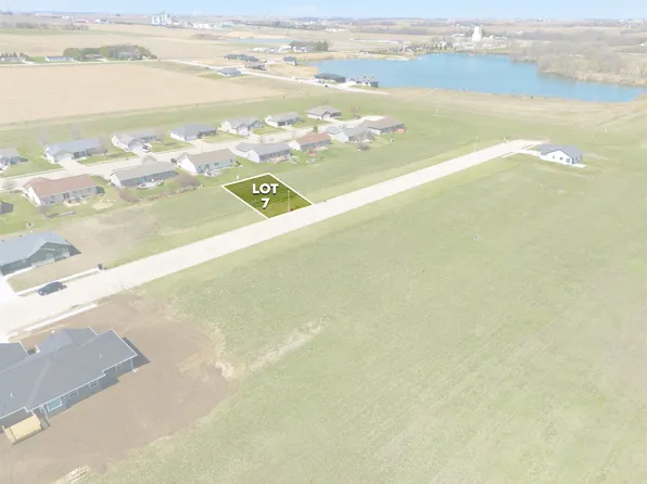 924 10th St SW, Dyersville, IA 52040