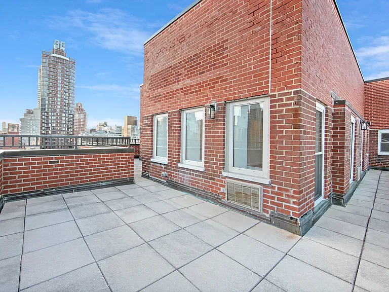 360 E 65th St #A — Photo 24