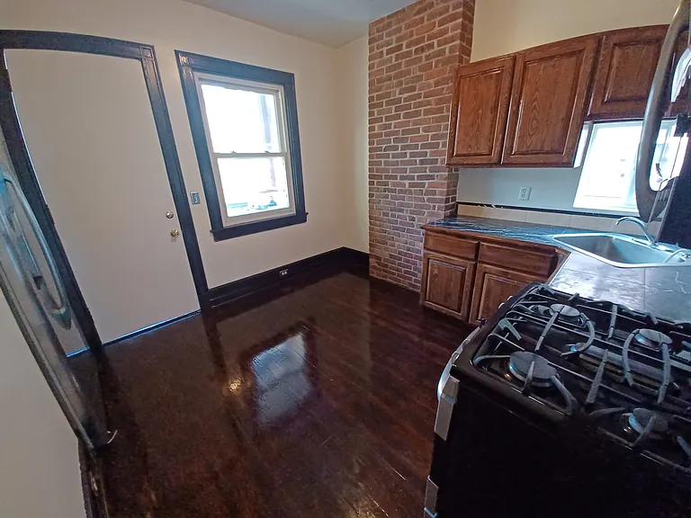 262 Bond St — Photo 8
