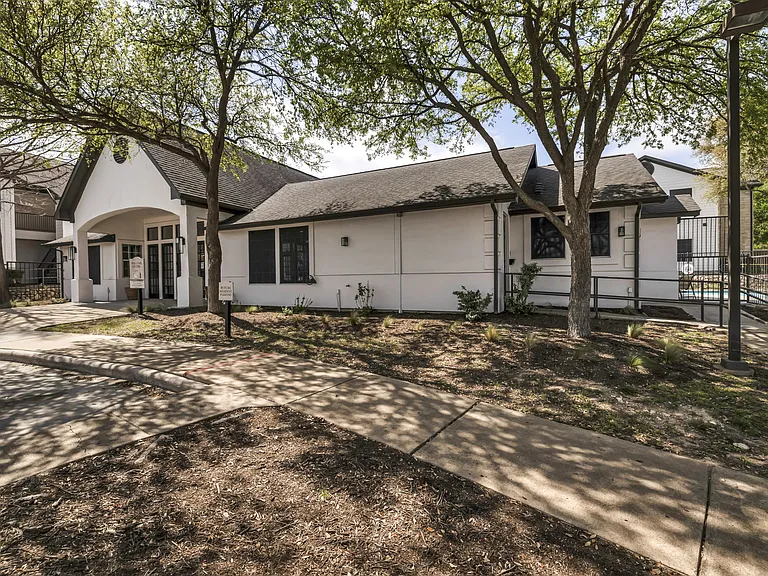 SoCo Apartments — Photo 34